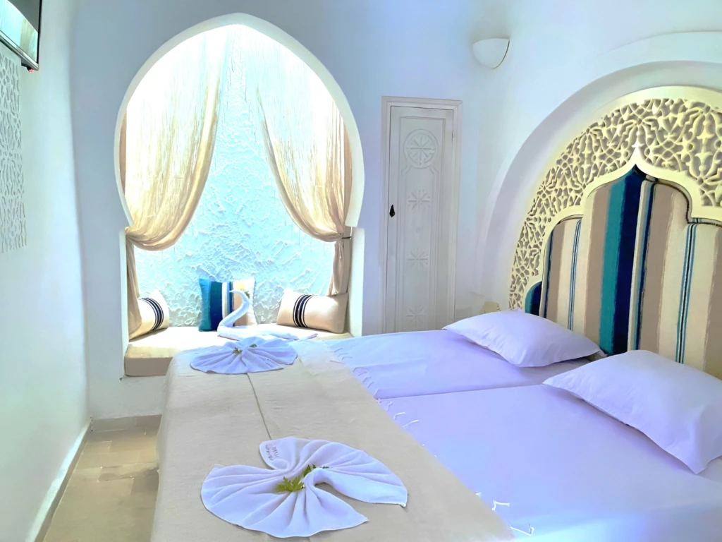 Chambre standard djerbienne avec lit sur doukkena à Midoun